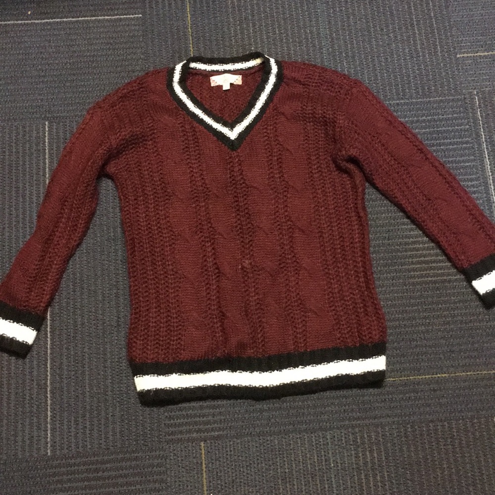 Cozy burgundy sweater 🍁 🤗